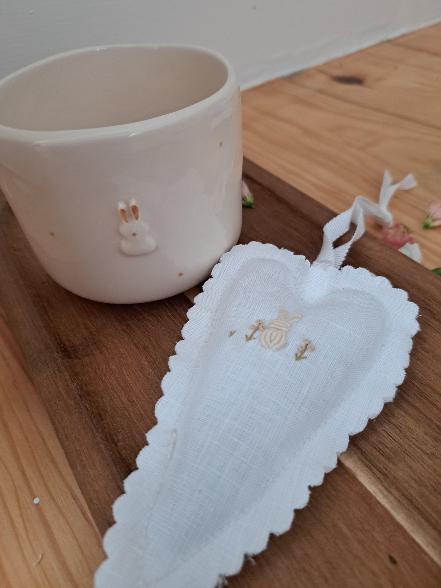 Pack - Chávena coelho em relevo + pendente 🤍